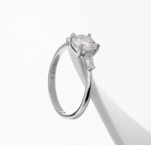 1 Karat Moissanite S925 Sterling Silver Shining Diamond-studded Ring Women